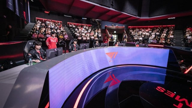 Các tuyển thủ T1 ngồi trên sân khấu trong LCK Mùa Hè 2023.