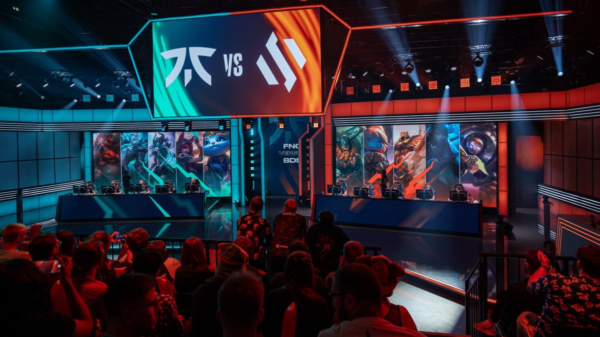 LEC fans watching on-stage a game between Fnatic and Team BDS.