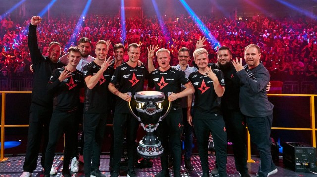 Astralis players and staff posing with the Starladder Berlin Major trophy, Xyp9x and Magisk are holding the trophy.