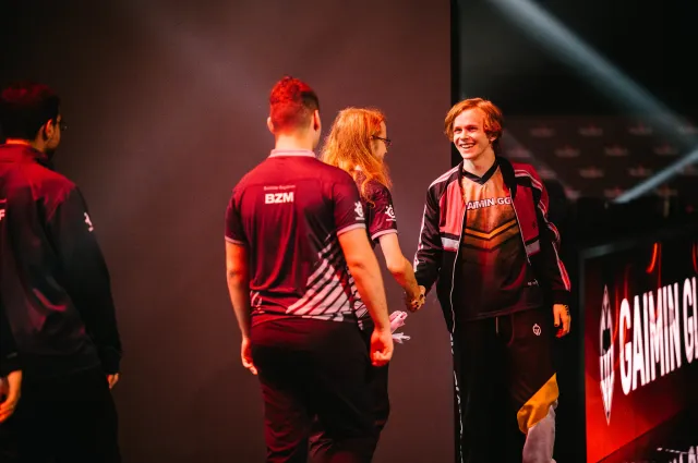 Drachyo shaking hands with OG players at The International 11.