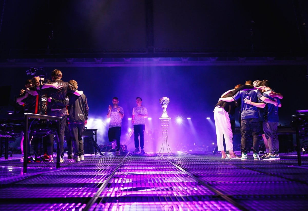 Fnatic (L) and Evil Geniuses huddle onstage at VALORANT Masters Tokyo Grand Finals