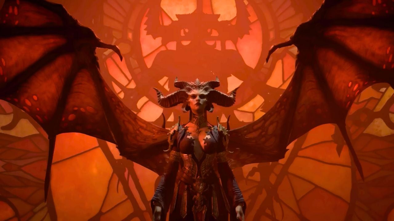Una mujer con cuernos y alas frente a las vidrieras de Diablo 4