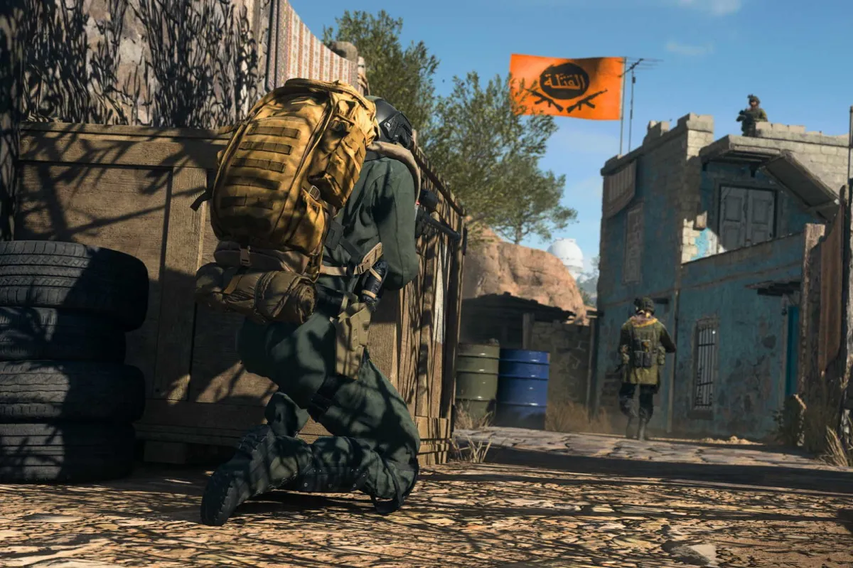 A player sneakily approaching a stronghold in DMZ.