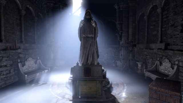 An imposing statue in the church in Baldur's Gate 3