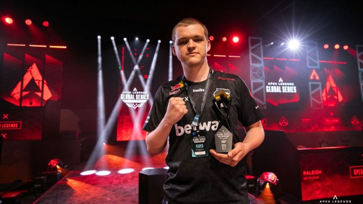 Photo of HisWattson holding the Monster MVP trophy he won during the ALGS 2022 Championship