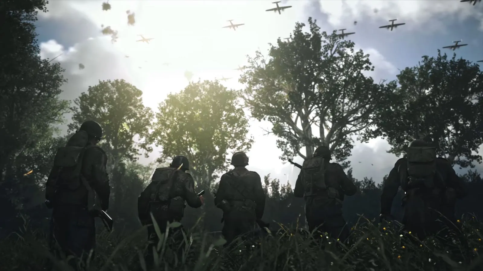 Изображение солдат на поле в лесной массиве, очищающейся от военных самолетов на накладных расходах на Call of Duty Второй мировой войны. Небо в синей окраске, и простирается луч света