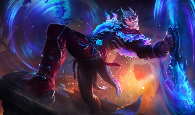 La Ilusión Draven in League of Legends, spinning his blades in a glowing blue.