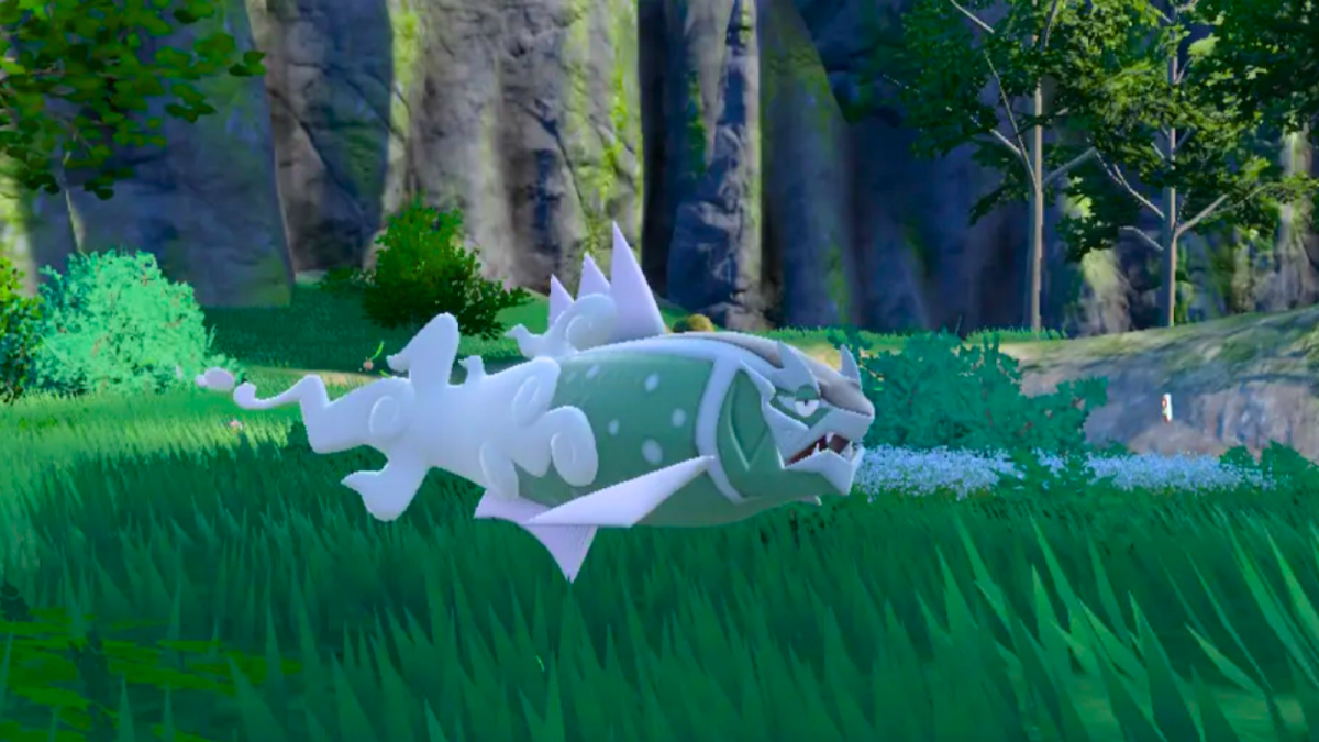 A female Basculegion in grass in Pokémon Scarlet and Violet.