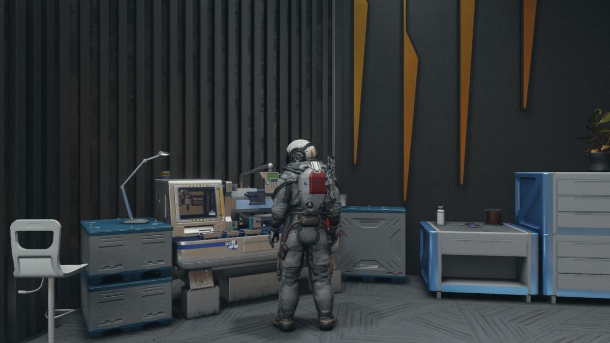 Starfield player standing at weapon workbench