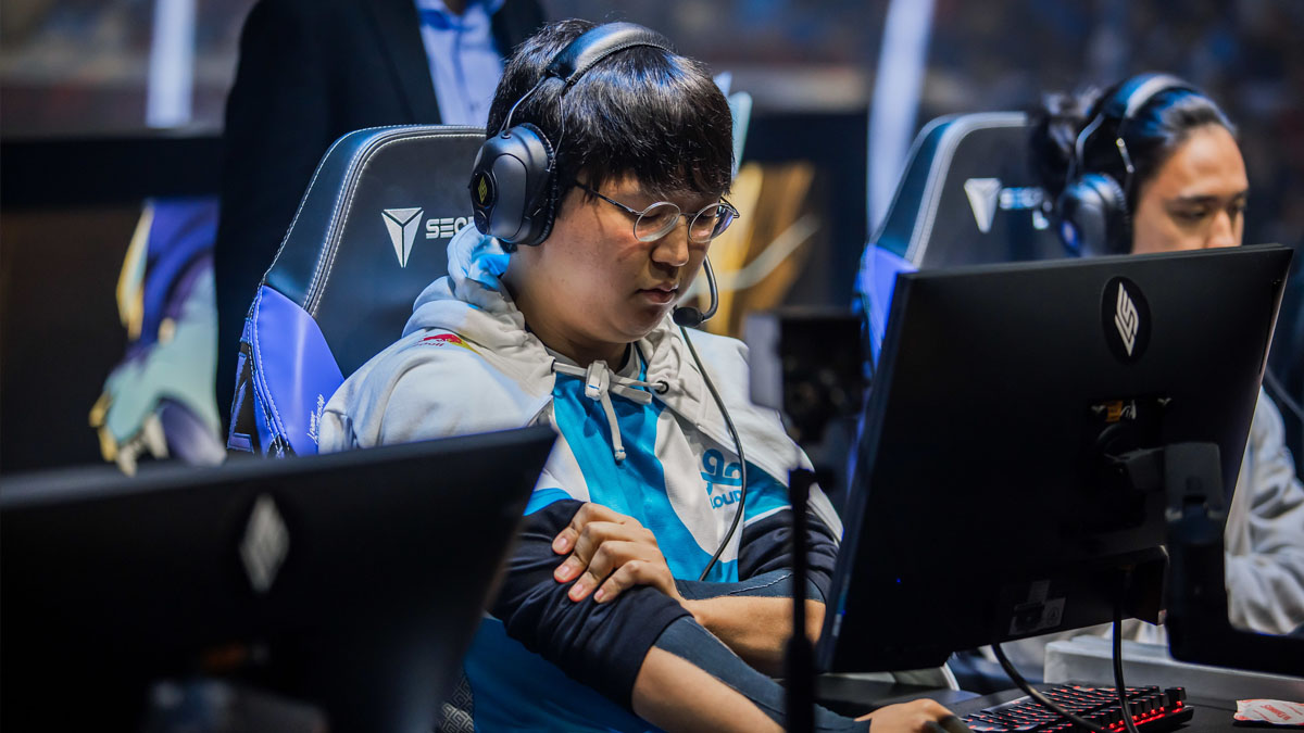 League of Legends player EMENES for Cloud9, holding his arm while playing LoL in the LCS.