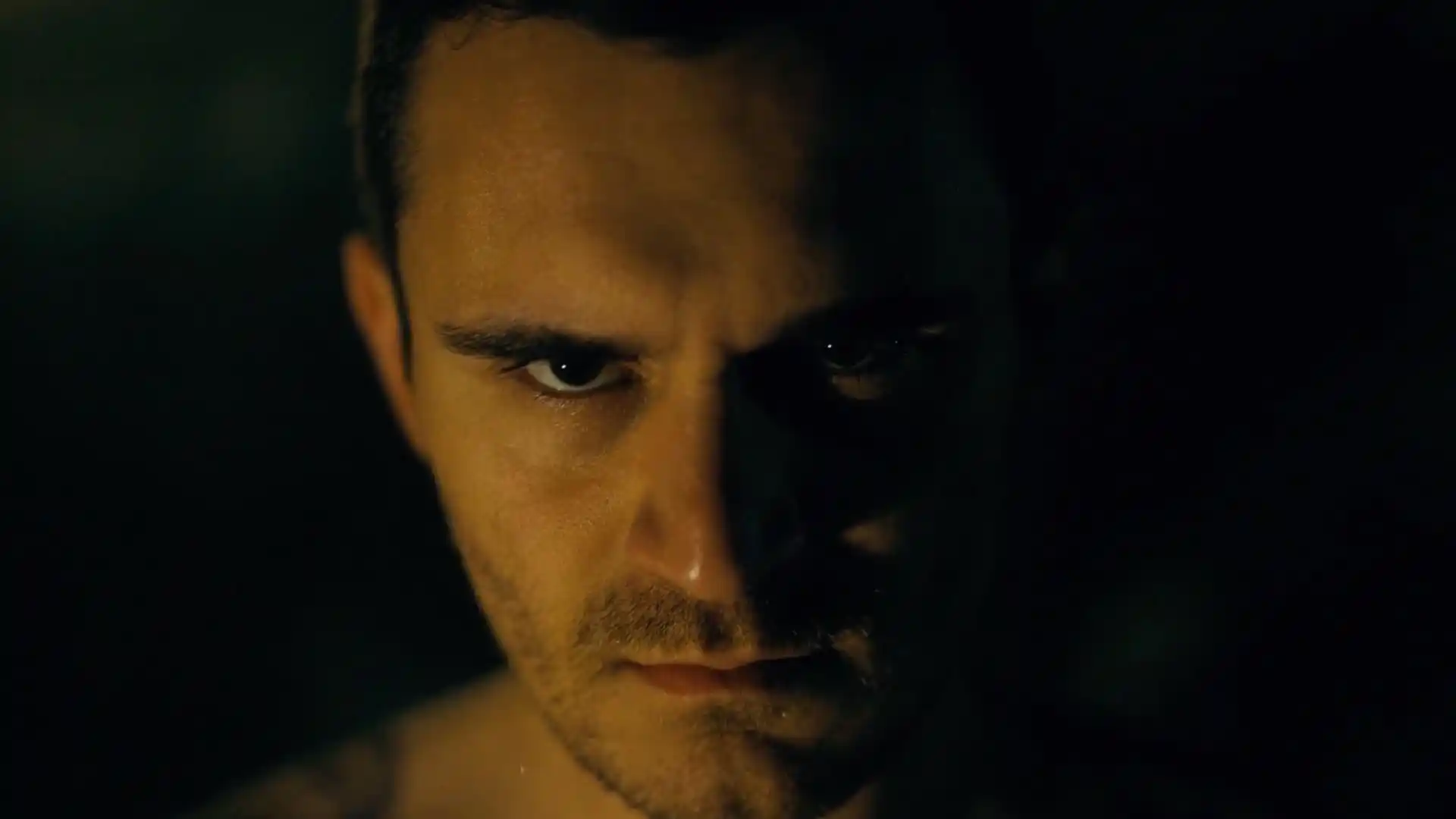 電影預告片的拍攝鏡頭顯示了馬卡羅夫的臉