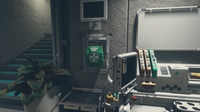 Green first aid kits store medical items that players can use to heal up in Starfield.