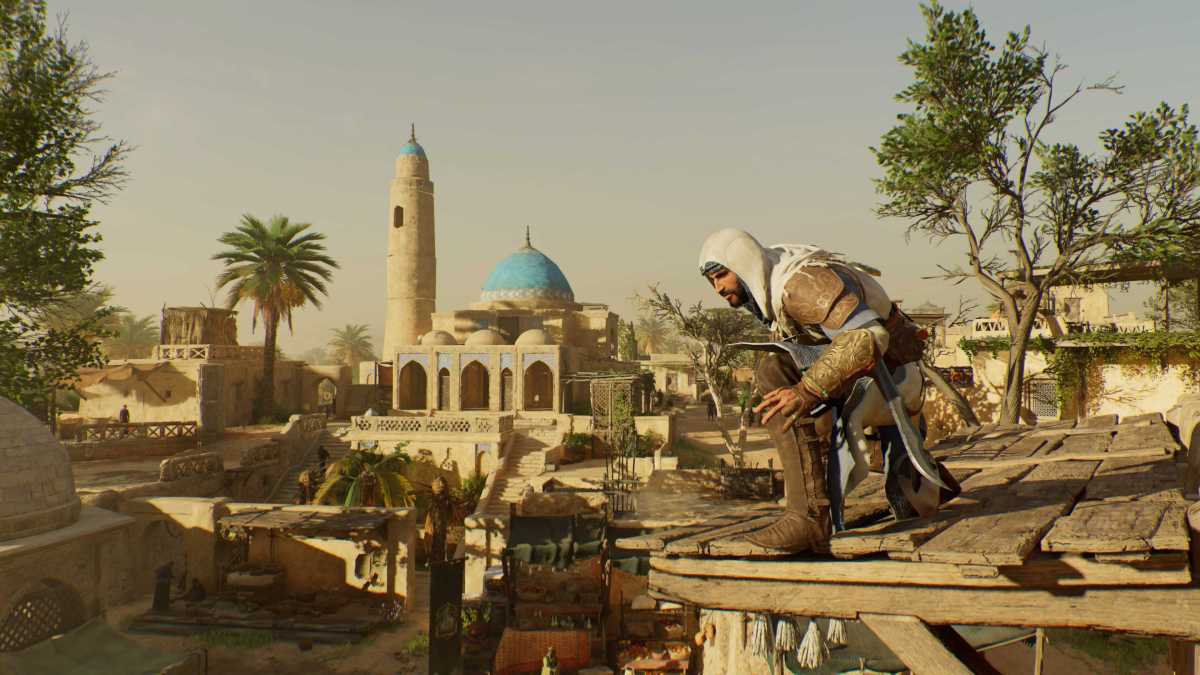 Басим присел на выступе с видом на красочный город Багдад в мираже Assassin's Creed