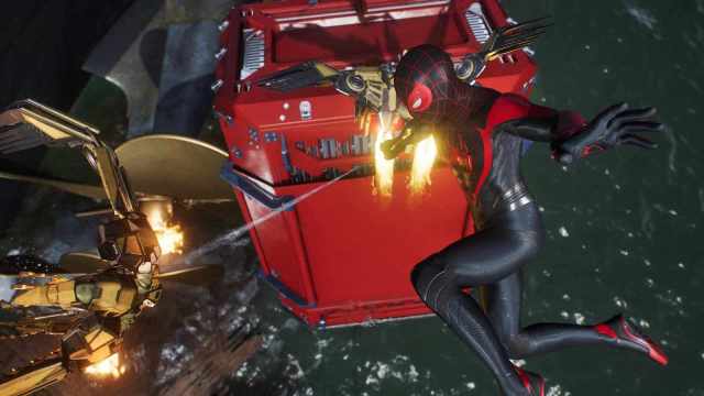 Spider-man 2 miles morales fighting enemies on top of a sinking ship