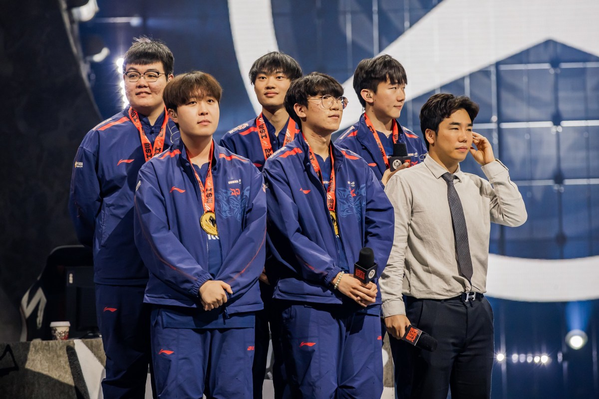 JD Gaming's LoL roster at the trophy ceremony following their big win at MSI 2023