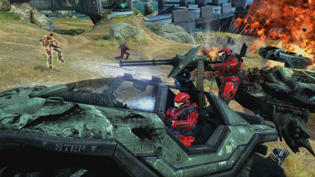 Due giocatori in un Warthog in Halo: Reach durante una partita multiplayer.