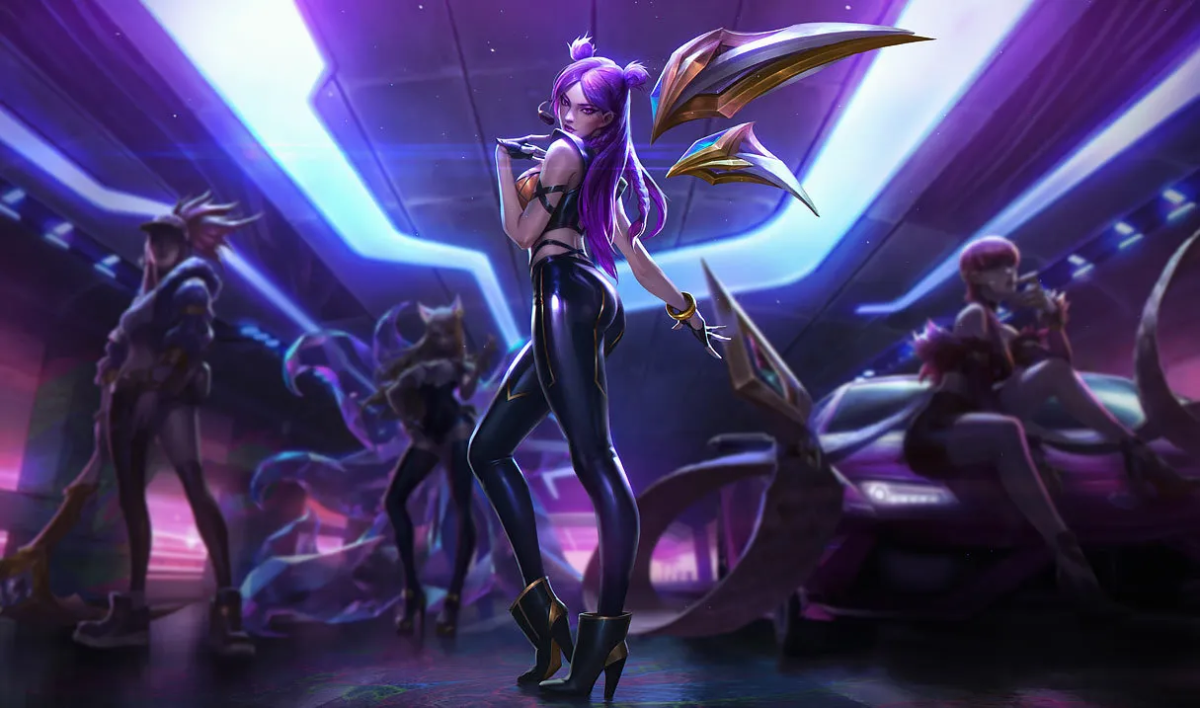 KDA Kai'Sa posing with other three members of the band behind her