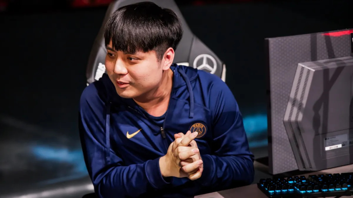 Maple's PSG communicating with his teammate at Worlds 2023.