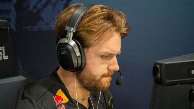 NiKo, a player for G2 CS2, sits at his PC and plays Counter-Strike at IEM Sydney.