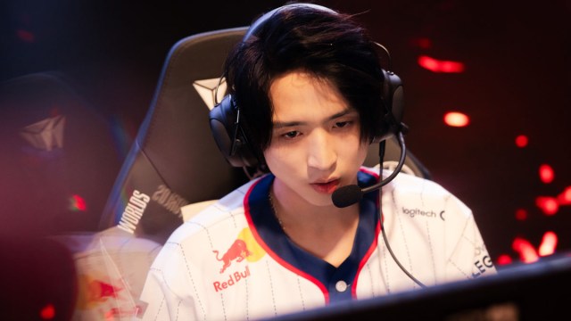 Hans Sama, a League of Legends player for G2 Esports, sits at a PC playing at Worlds 2023.