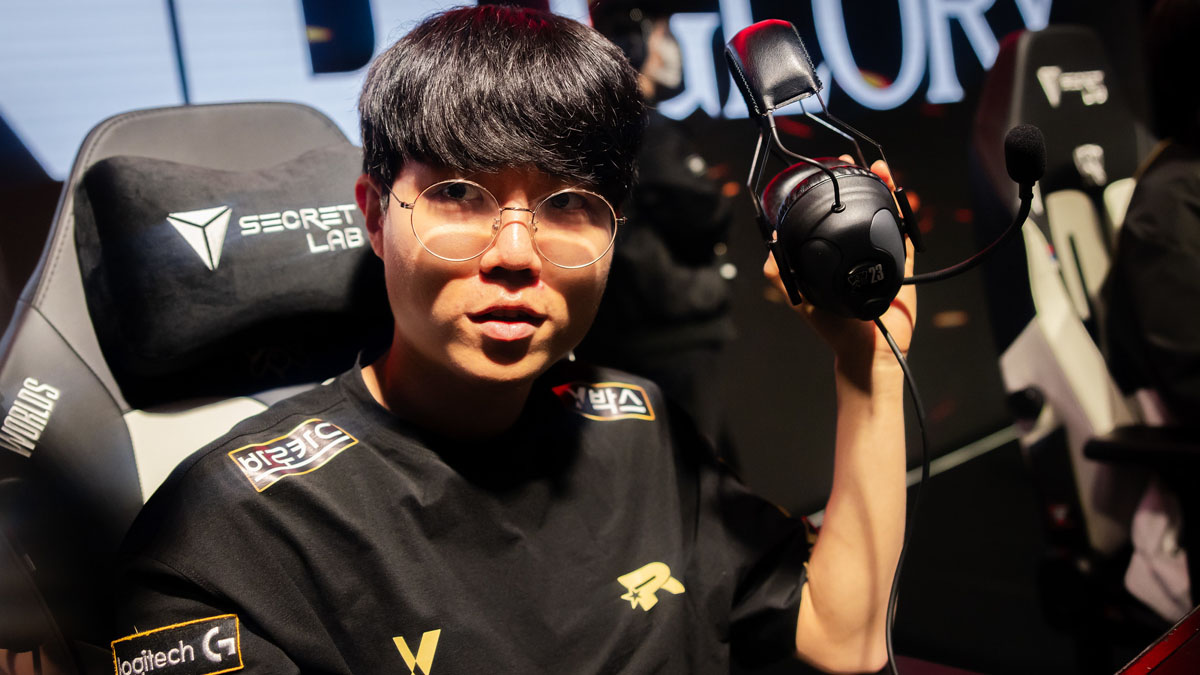 Cuzz, a League of Legends player for KT Rolster, celebrates after winning at Worlds 2023.