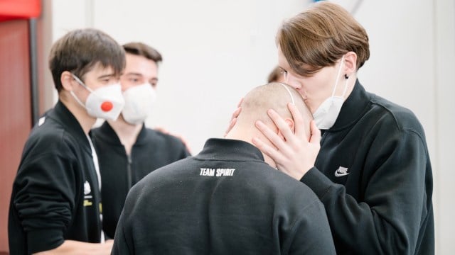 Mira kissing Yatoro's head during Dota 2's TI10.