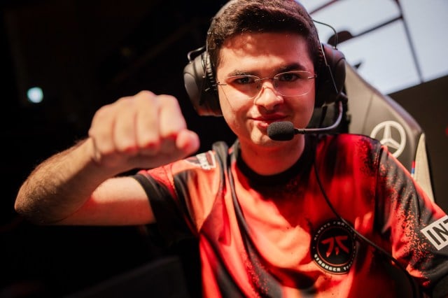 Fnatic's Oscarinin offering the electronic camera a fist bump at Worlds 2023.