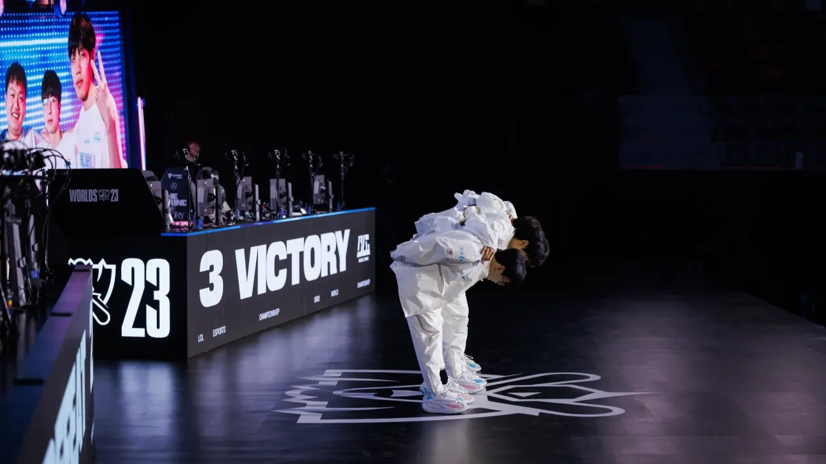 BLG bowing on the Worlds 2023 stage