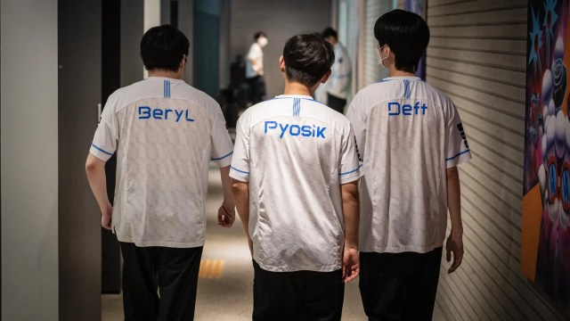 Pyosik, Deft, and BeryL walking down the corridor.