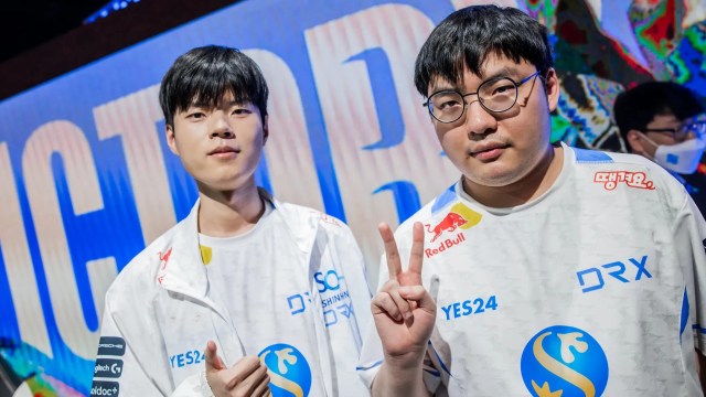 Deft and BeryL smiling into the camera at Worlds 2022.