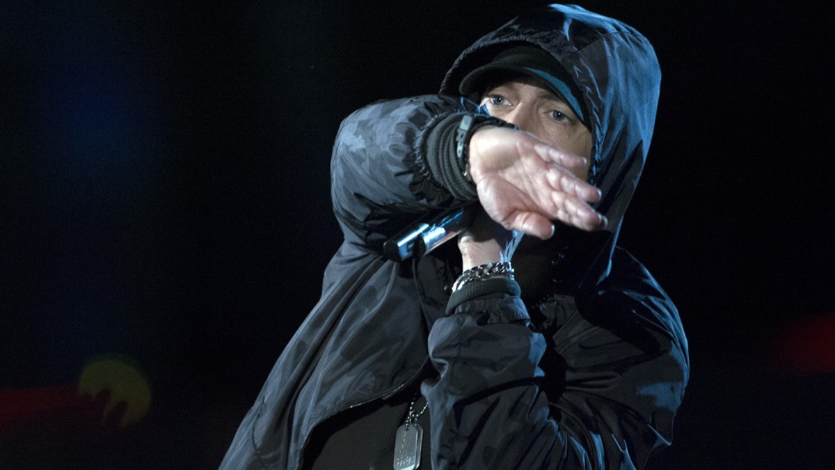 Eminem performing at a 2014 concert dressed in a black hoodie.