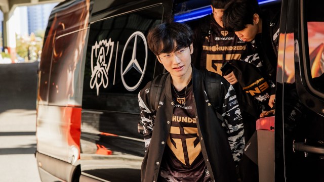 Peanut leads the GenG LCK League of Legends team off the bus at Worlds