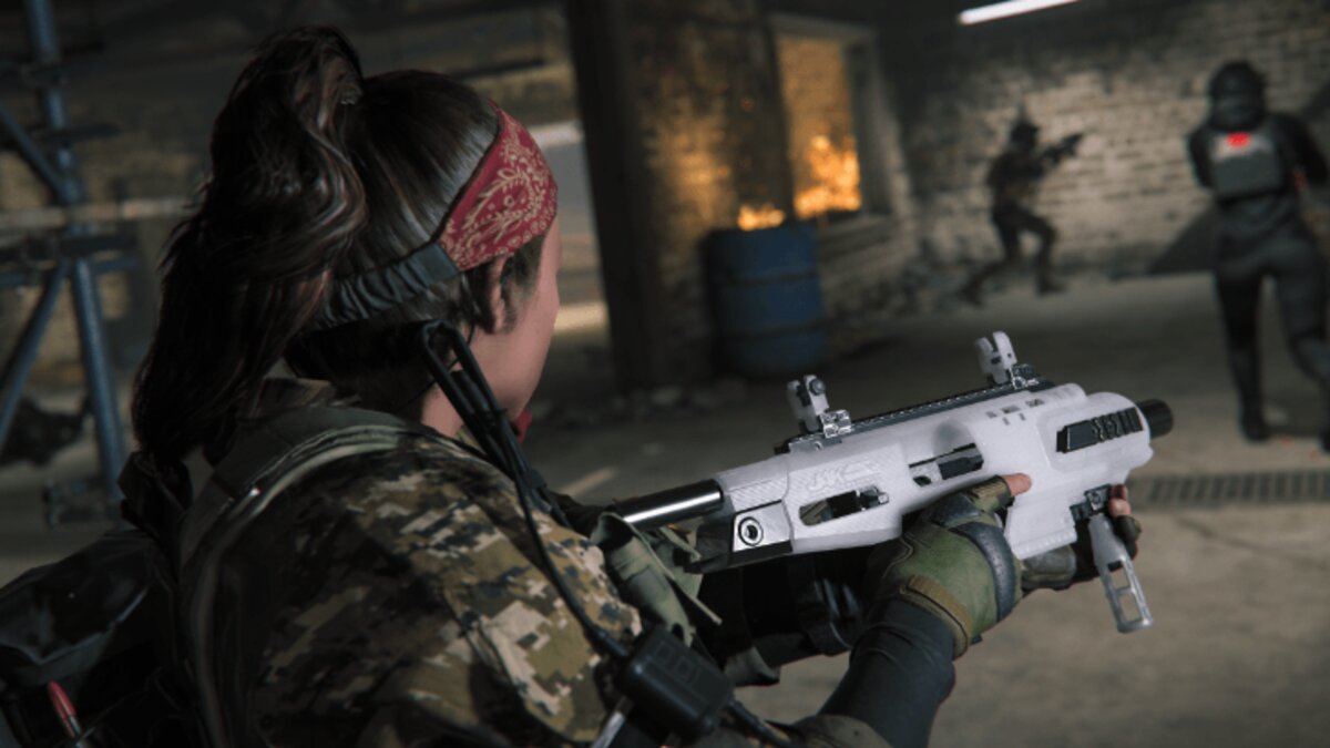MW3: Female operator moving forward with two teammates