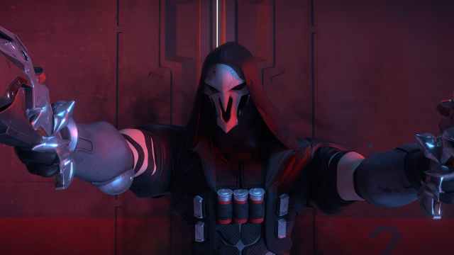 Reaper standing against the wall with shotguns