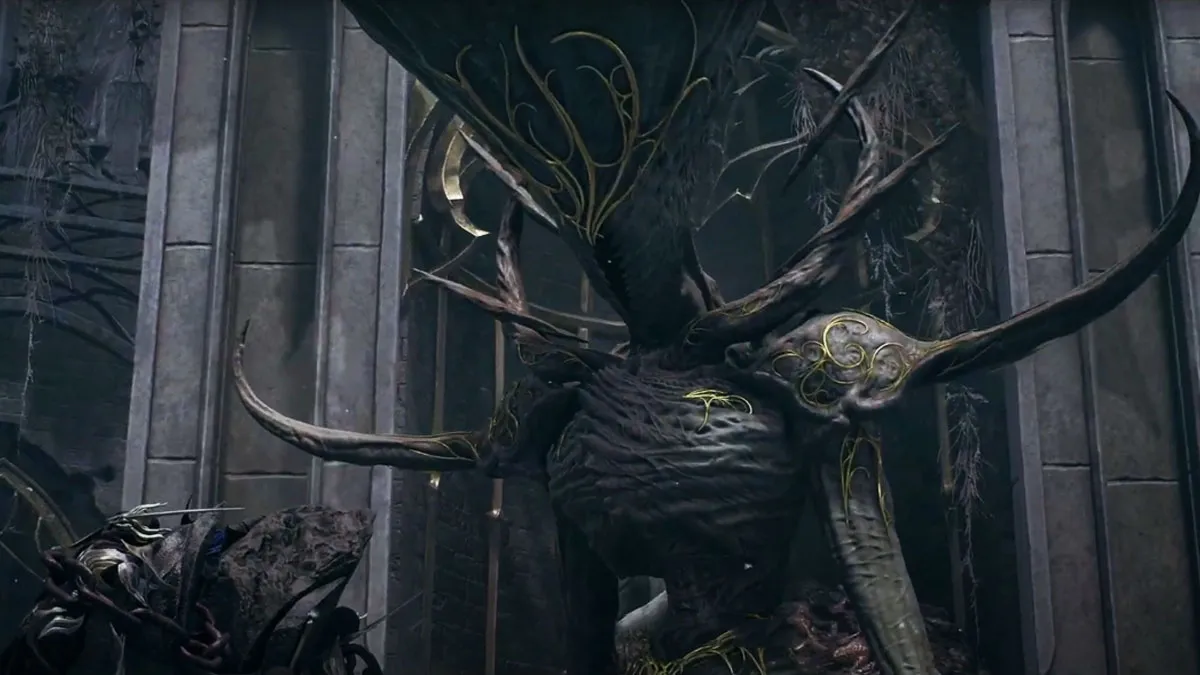 The One True King from Remnant 2, a giant tree-like figure wielding a massive hammer.