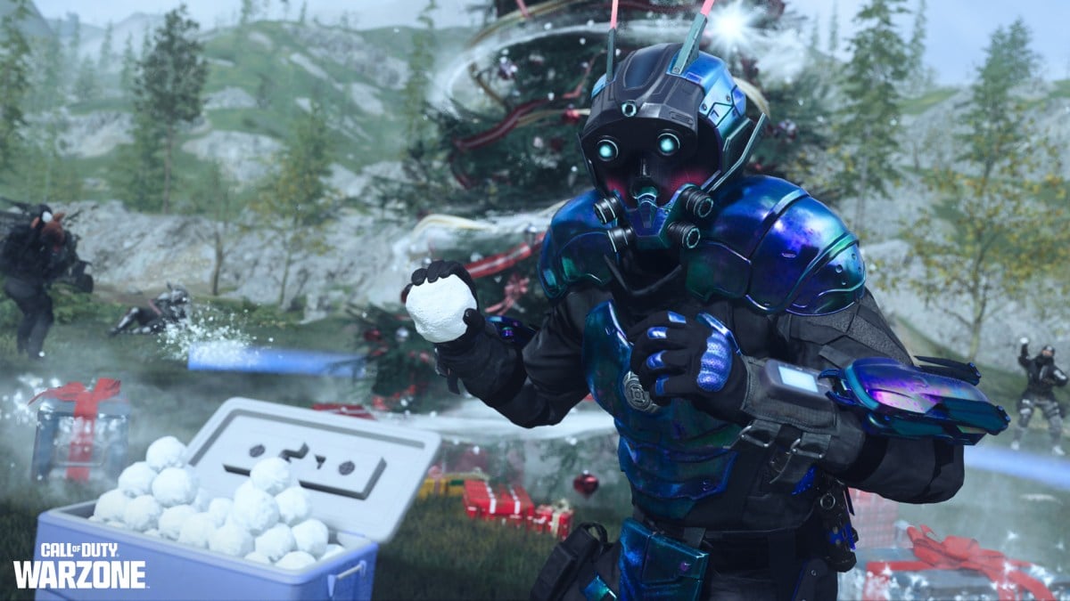 A COD operator holds a snowball in the Vortex LTM.