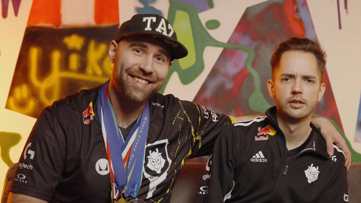 TaZ (left) and Swani (right) sitting on a couch at the G2 CS2 team announcement.