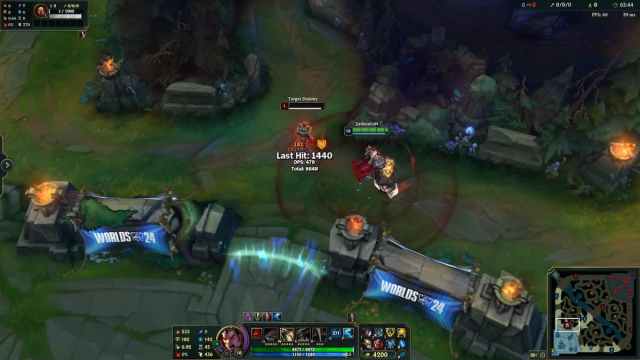 Darius swinging his axe in a circle, damaging an opponent and leaving them to bleed on the League of Legends Summoner's Rift map.