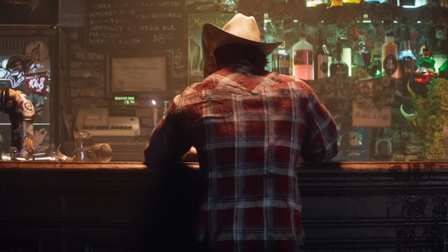 Un chico visto desde atrás en un bar.