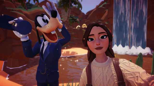 The player taking a selfie with Goofy in Disney Dreamlight Valley.