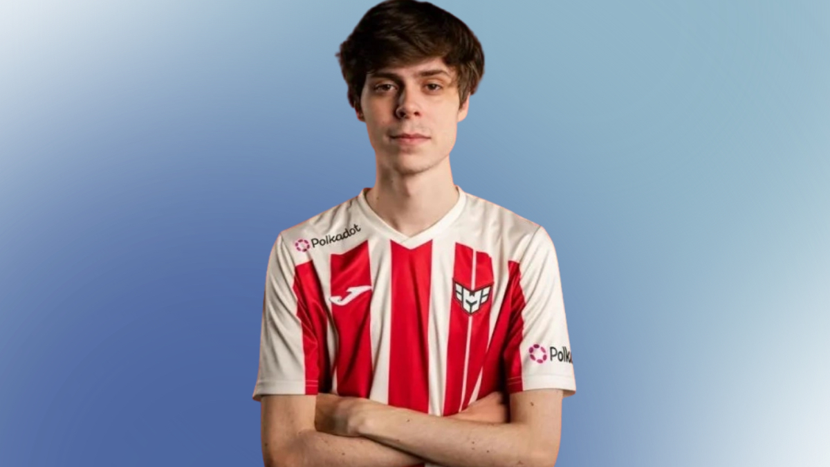 thomasHD fortnite player in a red and white shirt posing with arms crossed against a blue background