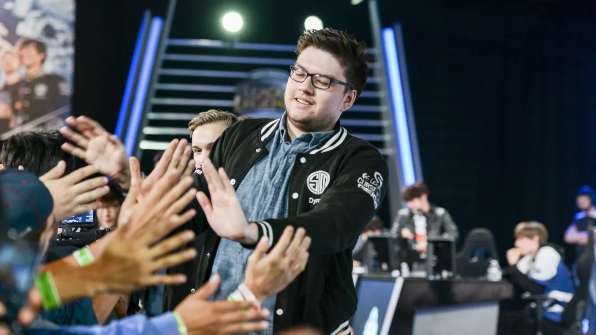Dyrus high-fiving his fans after an LCS game in 2015.