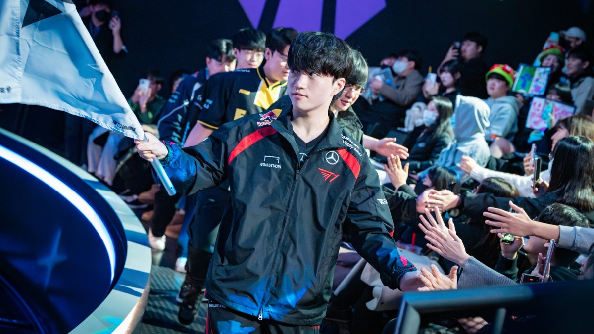 Keria leading a bunch of LCK players in the LoL Park and high fiving fans.
