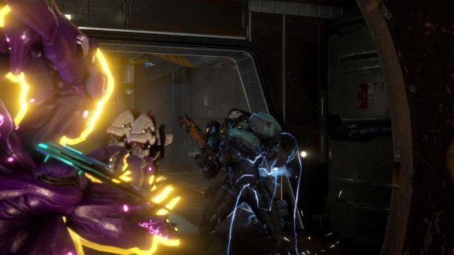 Image of Titania in Warframe using the Dual Toxocyst against an electrified Grineer. There is a yellow glow around Titania.