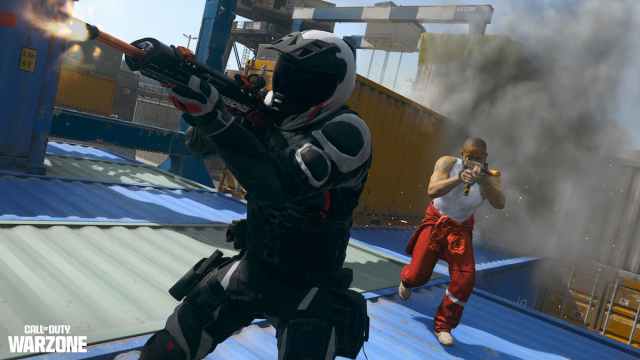 CoD operators fighting on top of shipping containers in MW3.