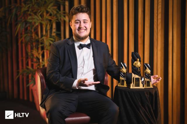 ZywOo posing with trophies at the 2023 HLTV awards.