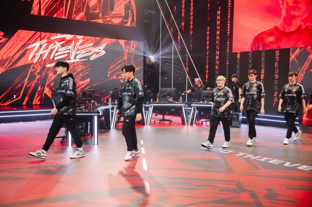 100 Thieves walks on stage at the VCT Americas Kickoff 2024.