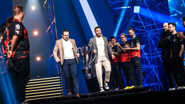 PashaBiceps and Loord bringing the IEM Katowice trophy on stage.