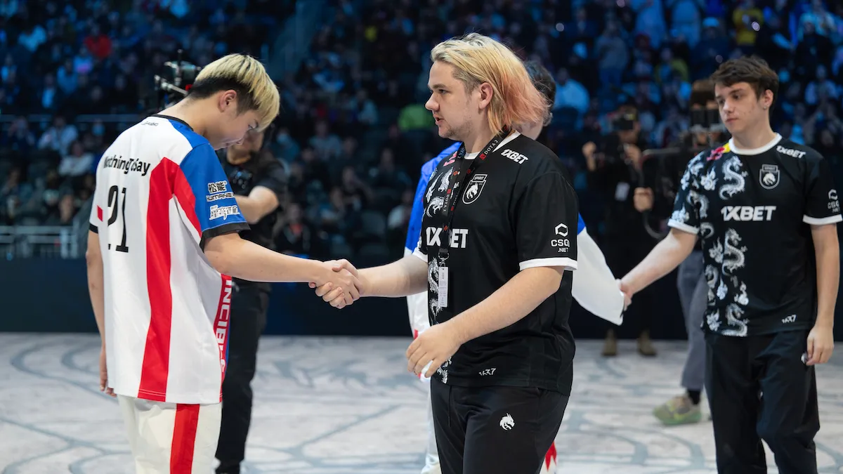 Yatoro shaking hands at TI 2023.