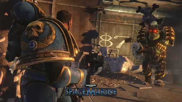 Warhammer 40,000: Space Marine screenshot of a marine fighting a monster.